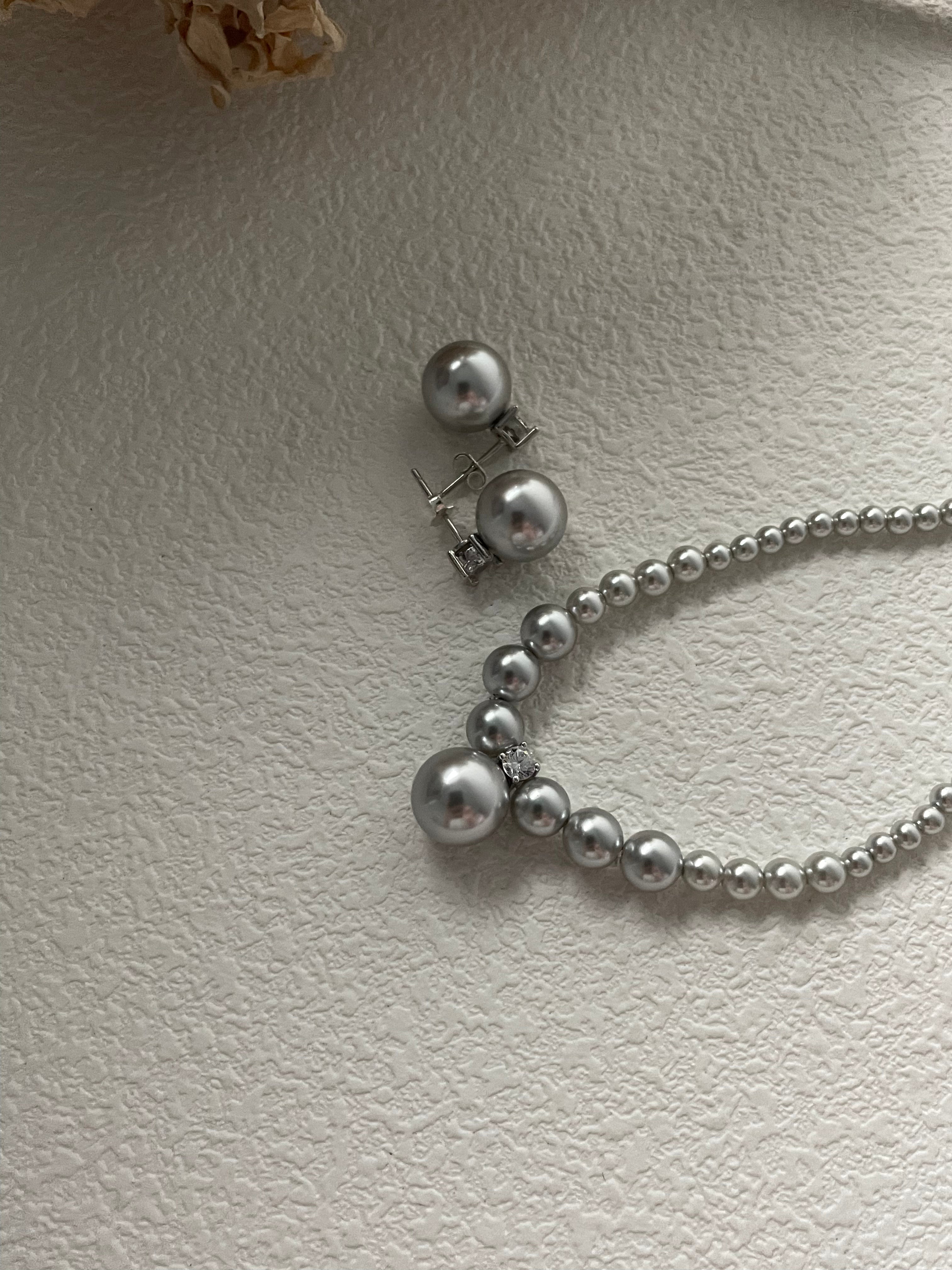 LAINEY Grey Pearl Stud Earrings - ZEN&CO Studio