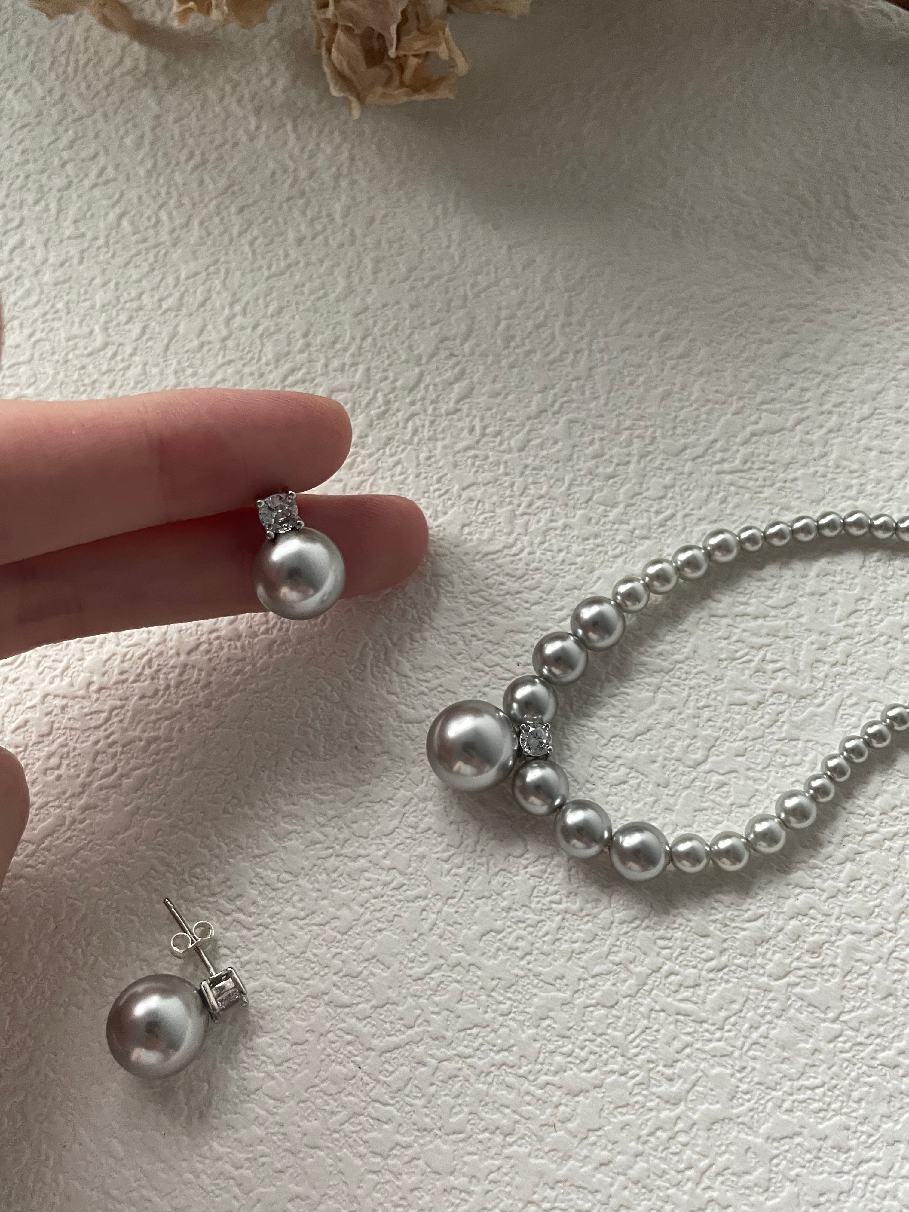 LAINEY Grey Pearl Stud Earrings - ZEN&CO Studio