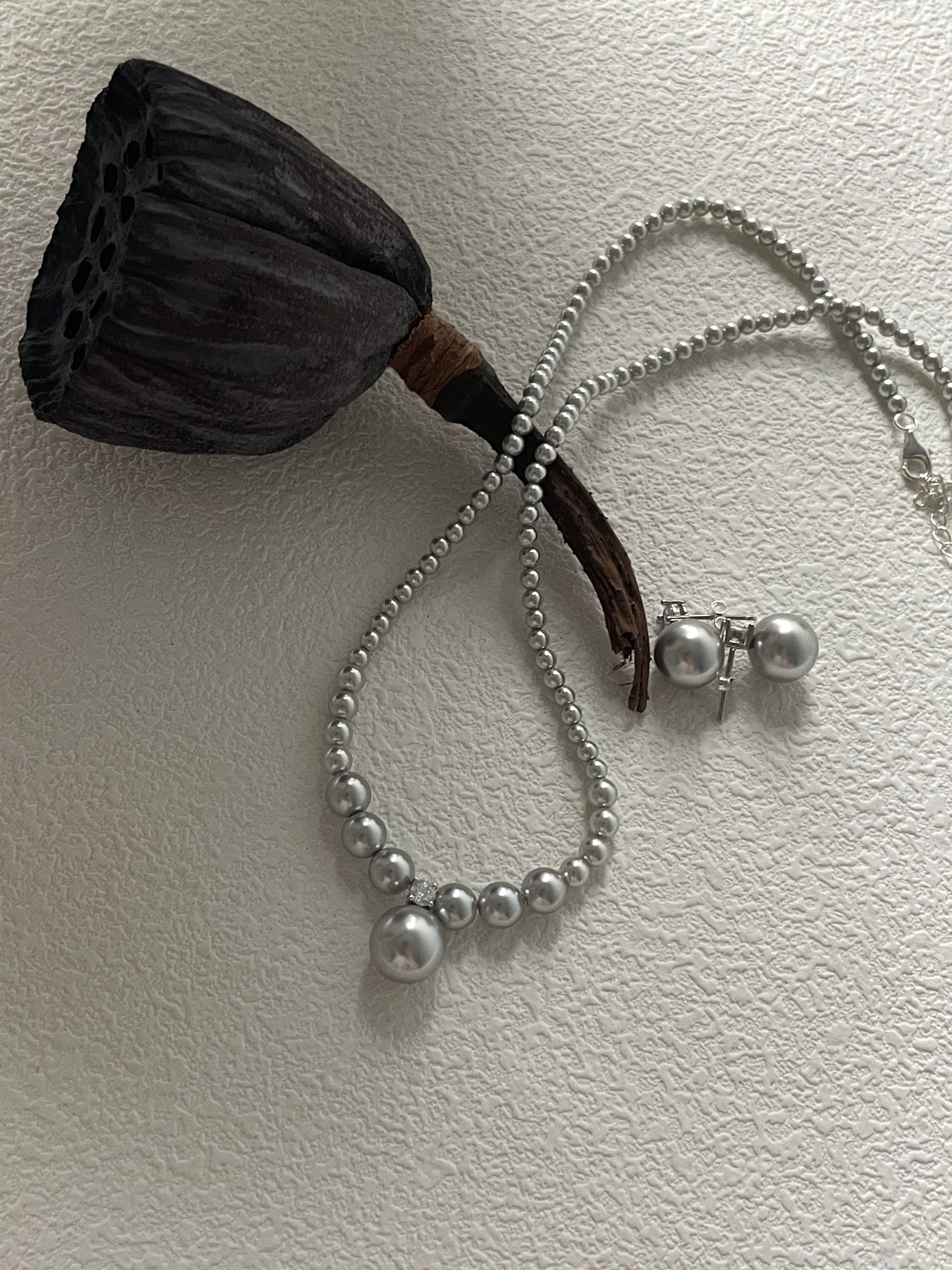 LAINEY Grey Pearl Stud Earrings - ZEN&CO Studio