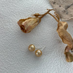 MANILA gold pearl stud earrings - ZEN&CO Studio