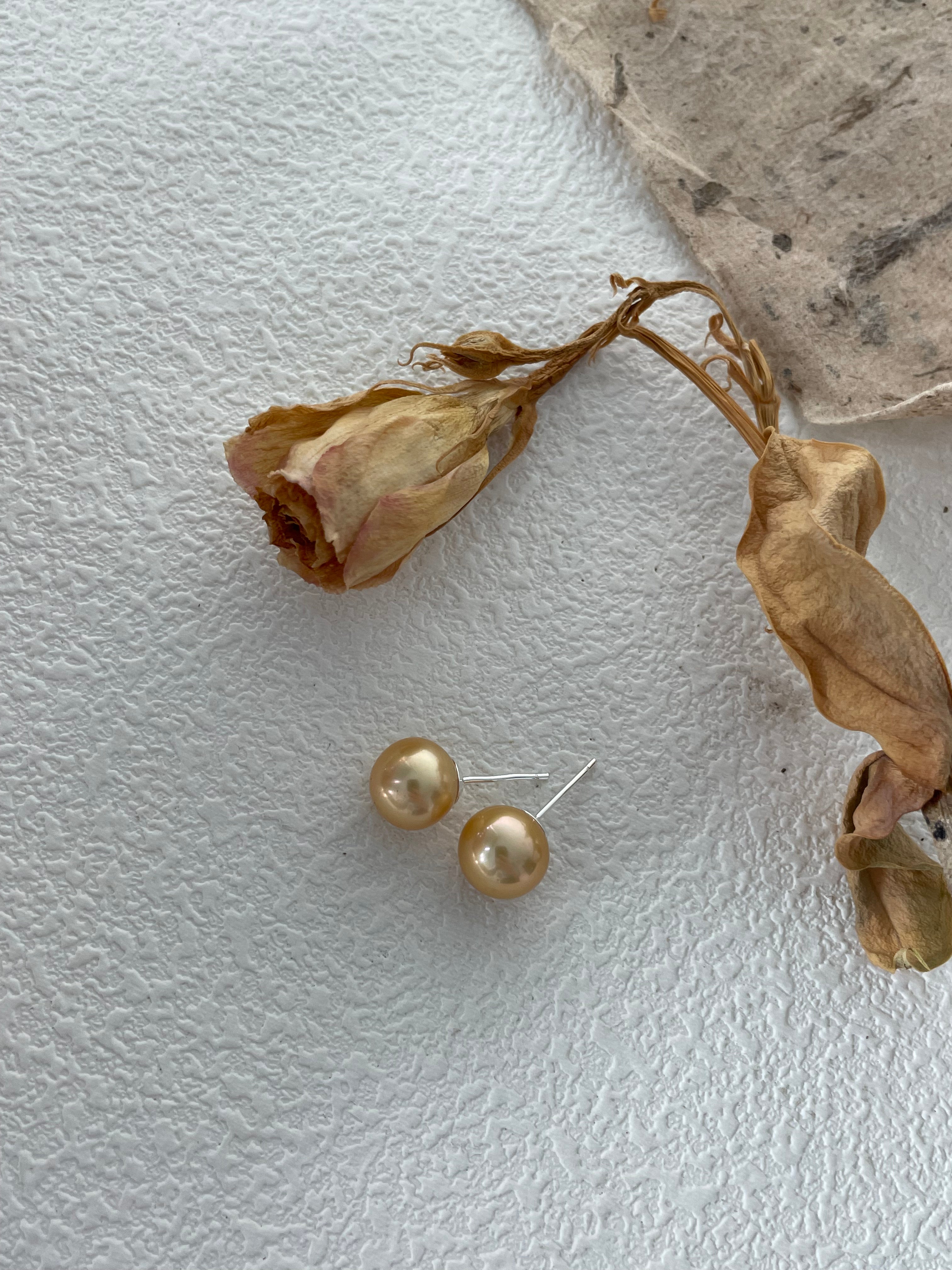MANILA gold pearl stud earrings - ZEN&CO Studio