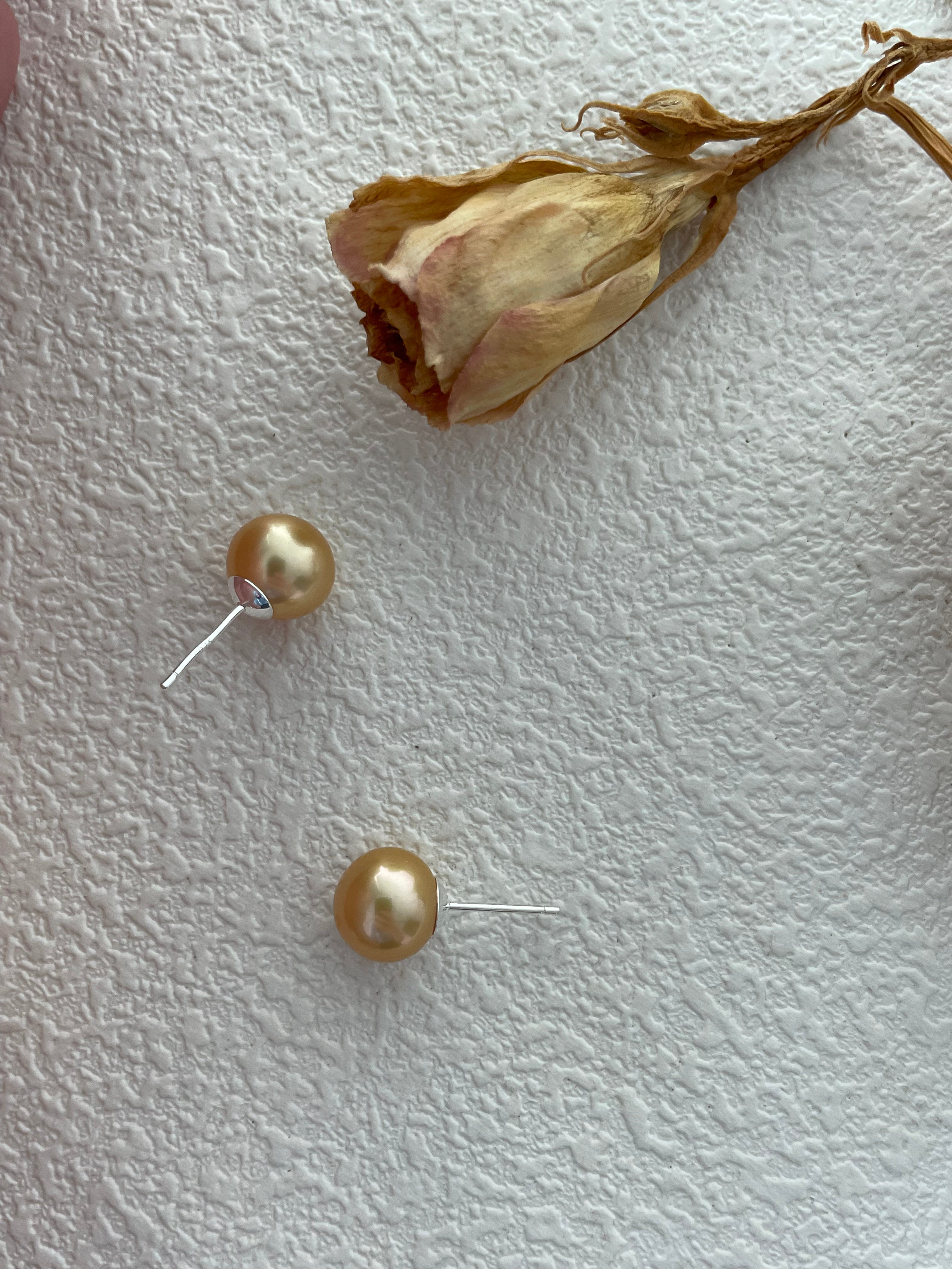 MANILA gold pearl stud earrings - ZEN&CO Studio