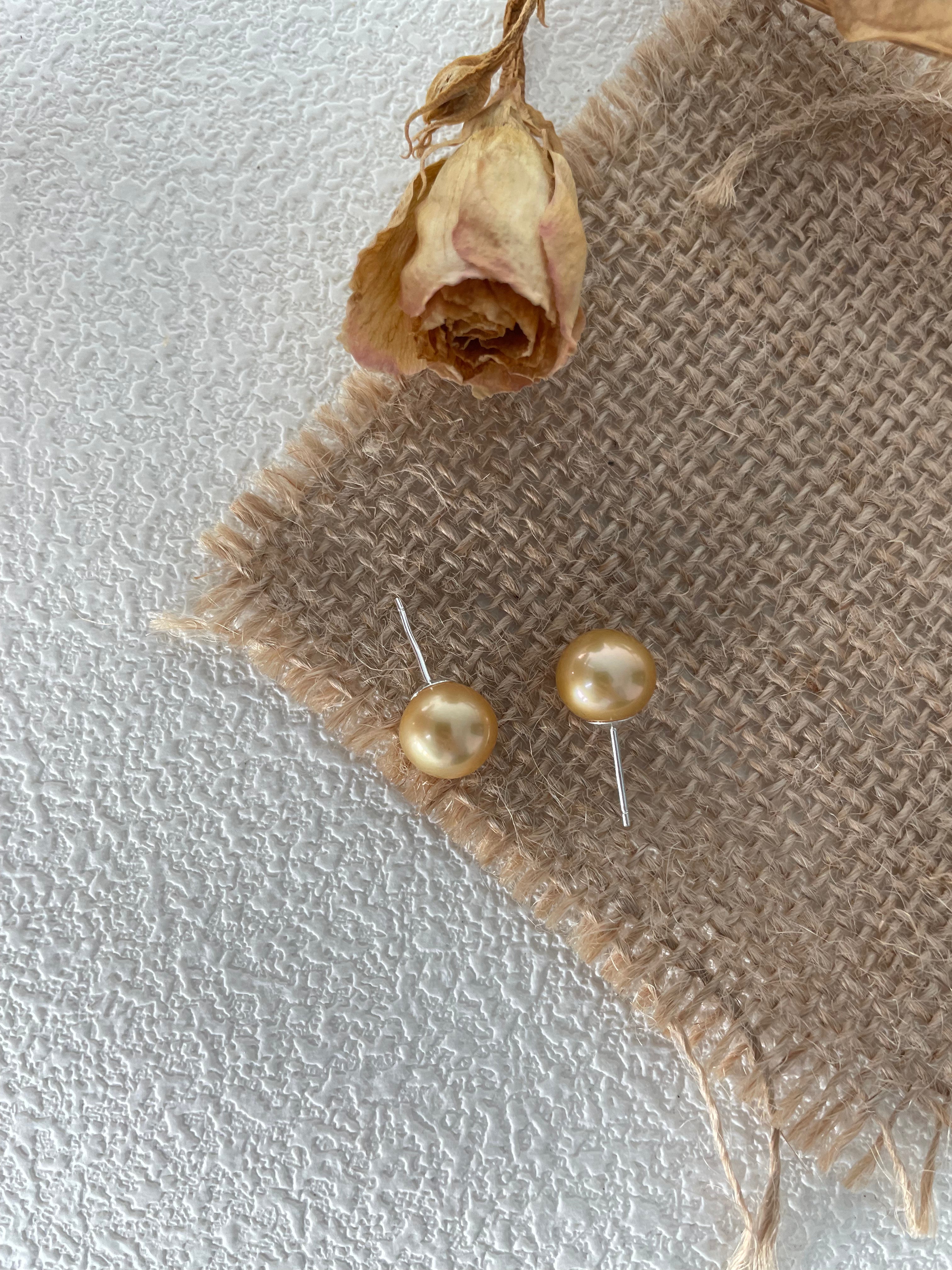 MANILA gold pearl stud earrings - ZEN&CO Studio