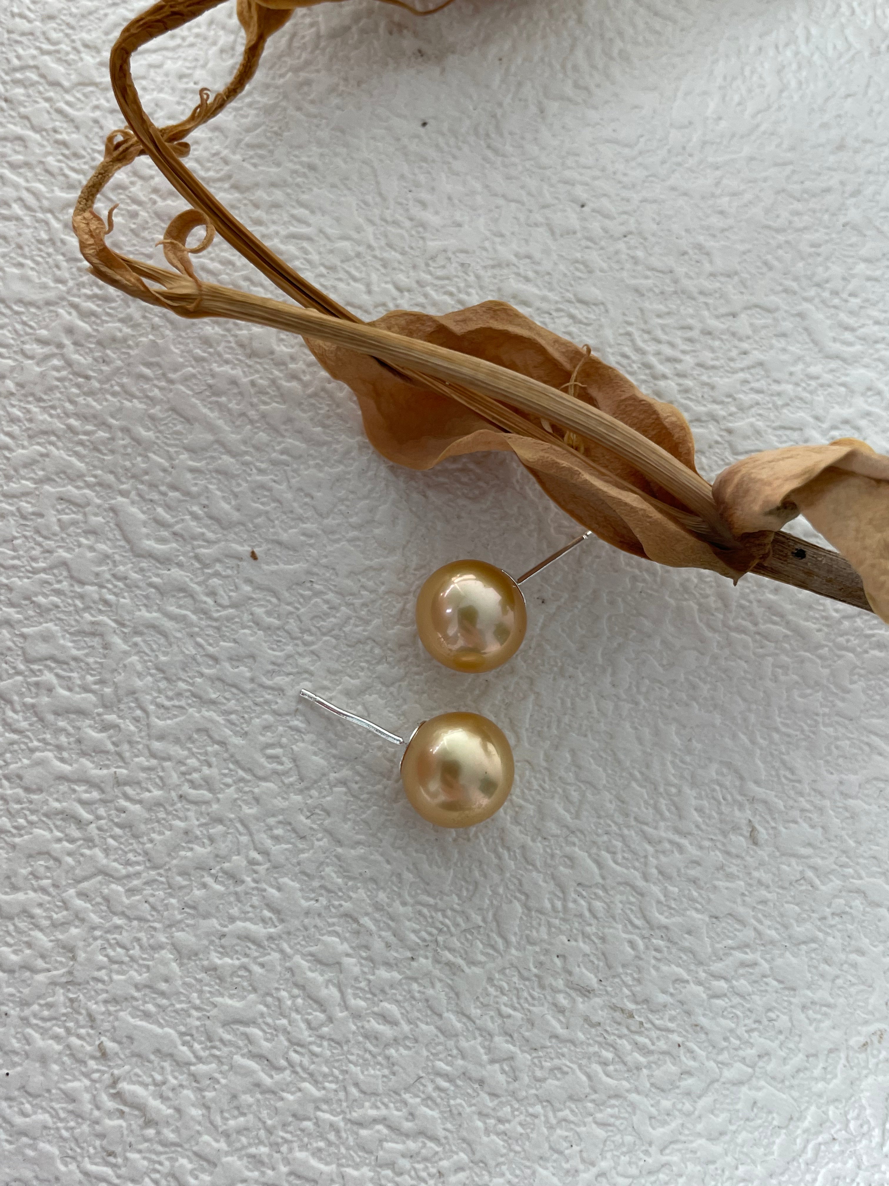MANILA gold pearl stud earrings - ZEN&CO Studio