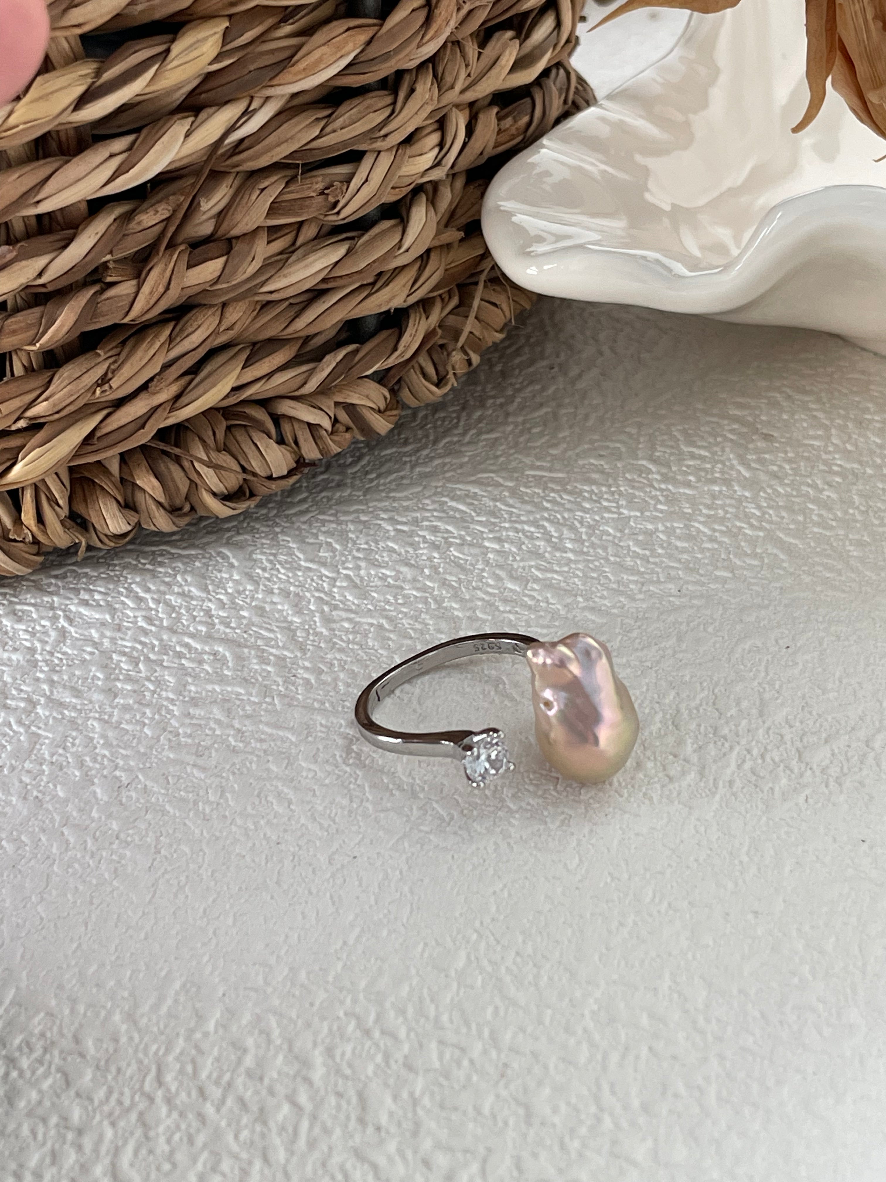 JISOO Baroque pearl ring - ZEN&CO Studio