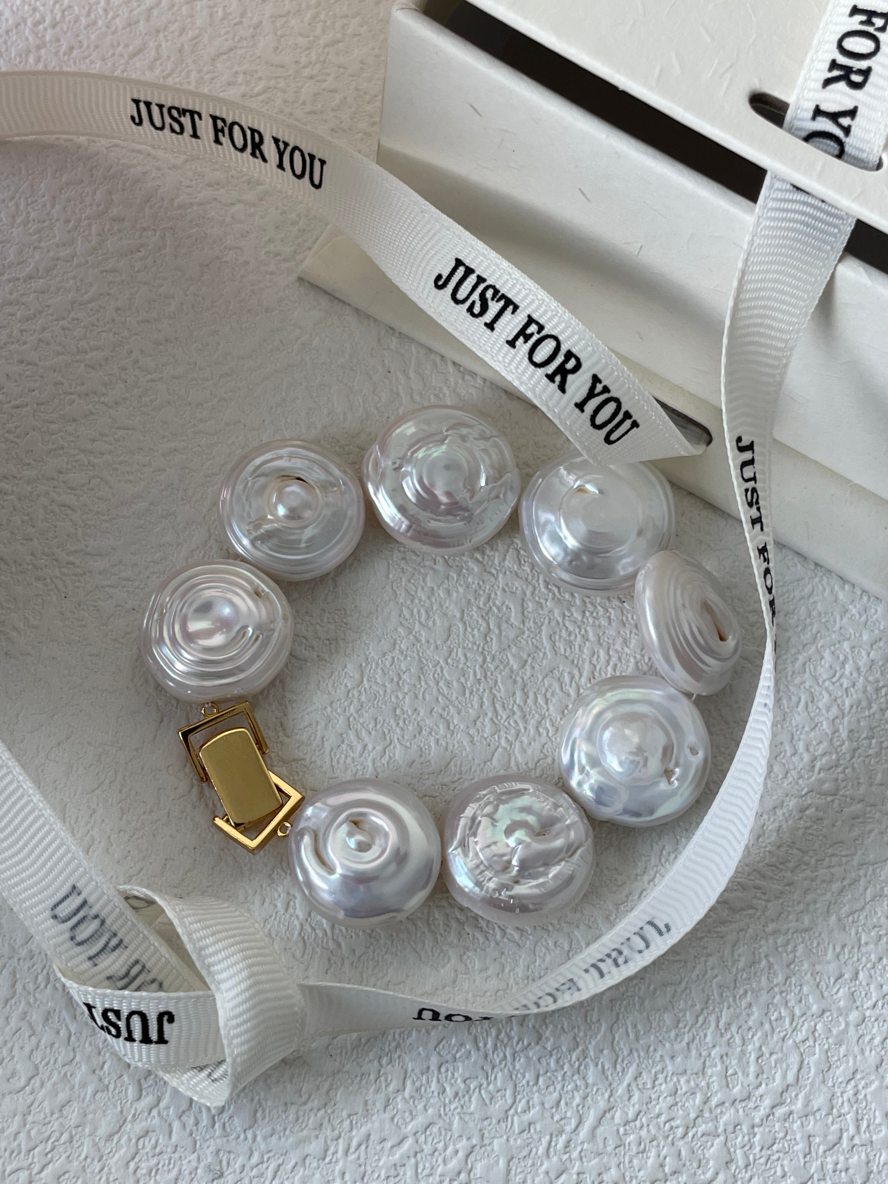 ROMAN HOLIDAY Baroque Pearl bracelet - ZEN&CO Studio