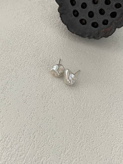 DAISY Keshi Pearl Stud Earrings - ZEN&CO Studio