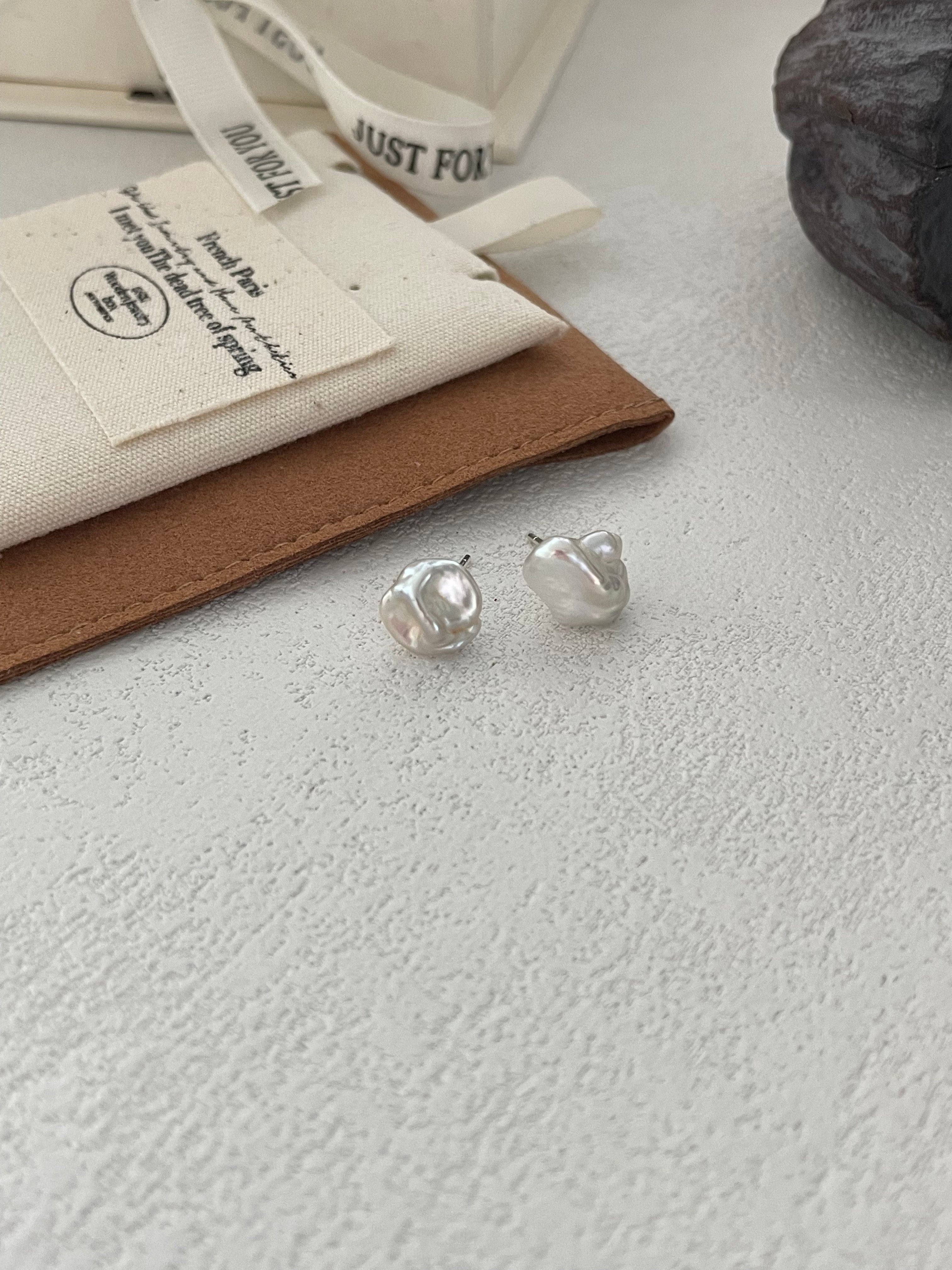 DAISY Keshi Pearl Stud Earrings - ZEN&CO Studio