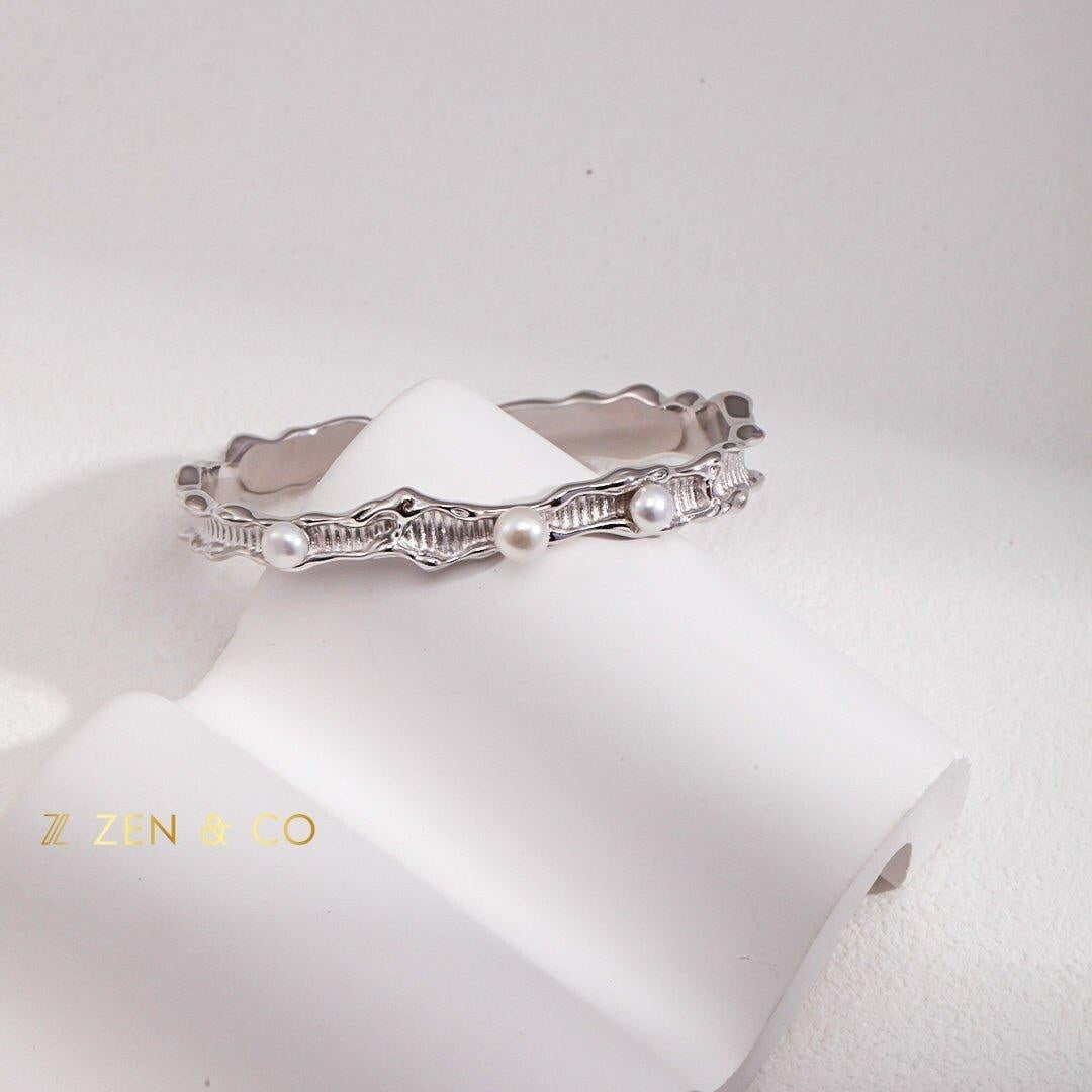 ARI Minimalist cuff bracelet with pearls - ZEN&CO Studio