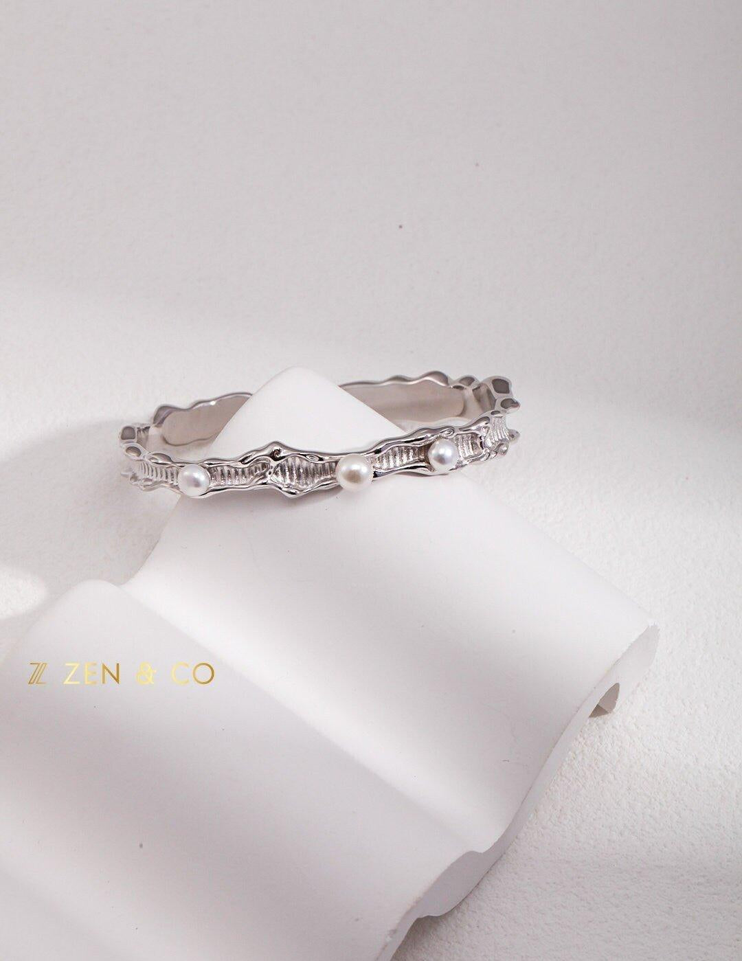 ARI Minimalist cuff bracelet with pearls - ZEN&CO Studio