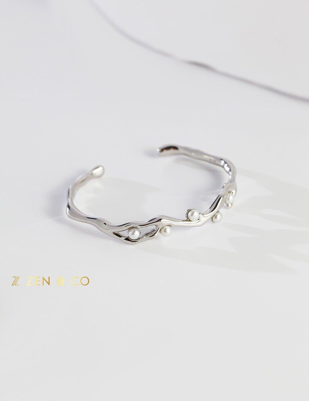 FRANCESCA Minimalist cuff bracelet with dainty pearls - ZEN&CO Studio