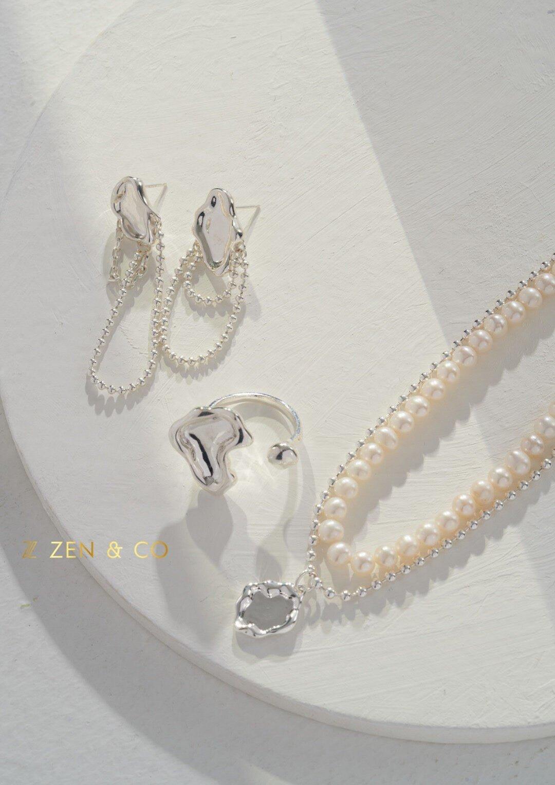 GENEVA Fluid Way of Water pearl necklace and silver pendant necklace - ZEN&CO Studio