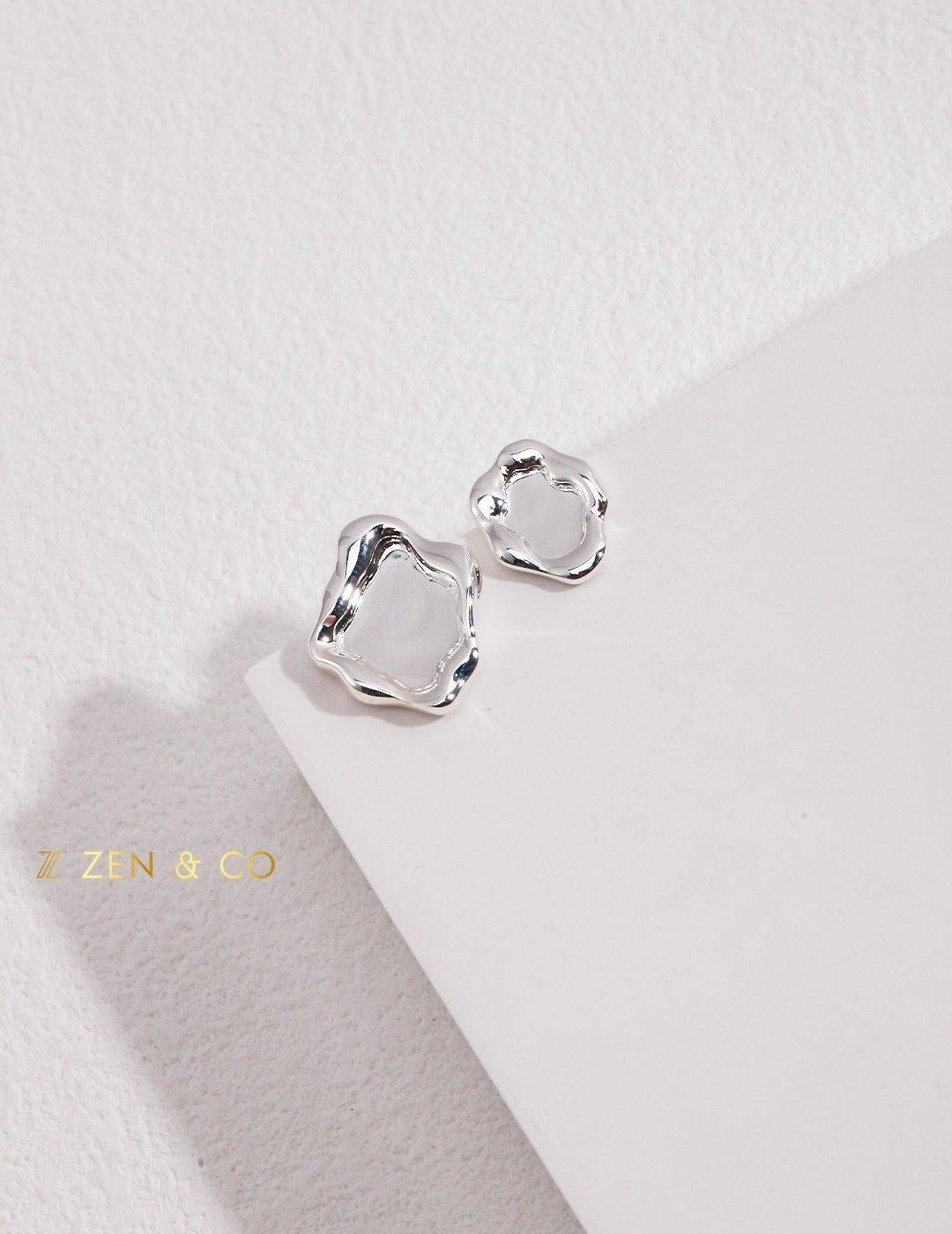 PLACID Asymmetric fluid Way of water stud earrings - ZEN&CO Studio