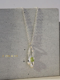 QUEENIE Leo birthstone jewelry set Peridot drop earrings and pendant necklace - ZEN&CO Studio