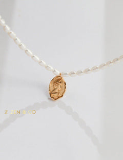 REGINA Statement pearl choker with queen coin pendant - ZEN&CO Studio