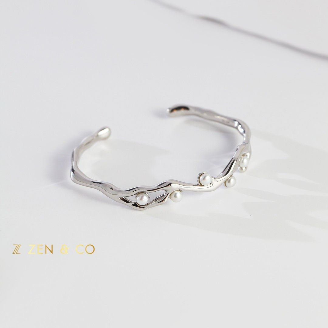 FRANCESCA Minimalist cuff bracelet with dainty pearls - ZEN&CO Studio