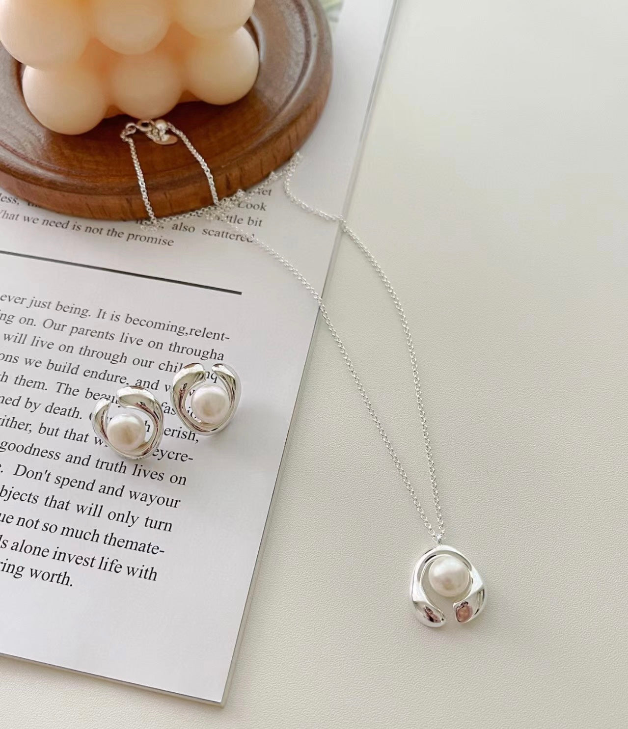 NINA Big pearl stud earrings - ZEN&CO Studio
